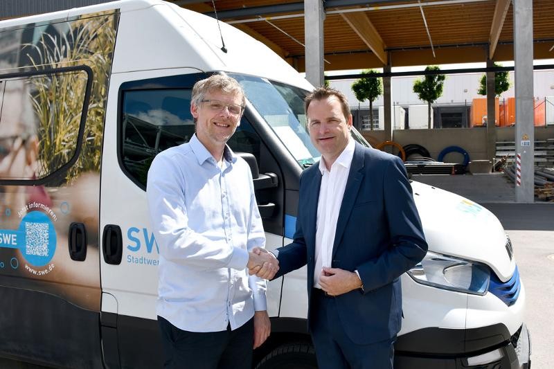 Partnerschaft bei der Trinkwasserversorgung besiegelt: SWE-Geschäftsführer Jörg Zou und Thomas Matrohs, Bürgermeister von Deizisau