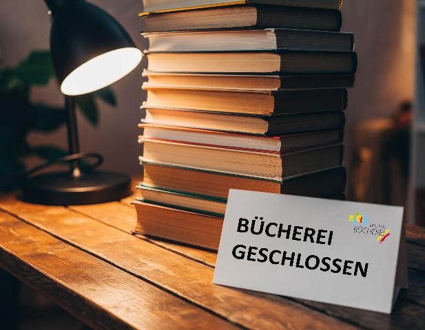 Bücherstapel mit Lampe, daneben ein Schild mit Bücherei ab 18:00 Uhr geschlossen