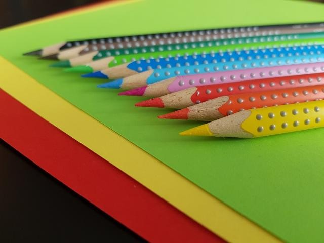 Buntstifte auf Tonpapier