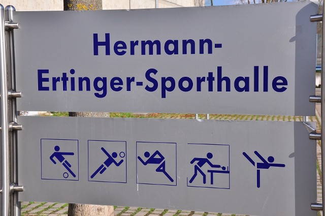 Hinweisschild zur Hermann-Ertinger-Sporthalle