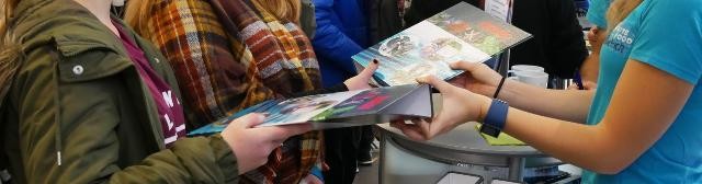 Ordnerübergabe an Interessierte