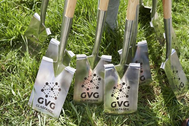 Viele Spaten mit dem GVG Logo
