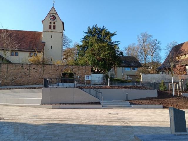 der neu gestaltete Kirchplatz