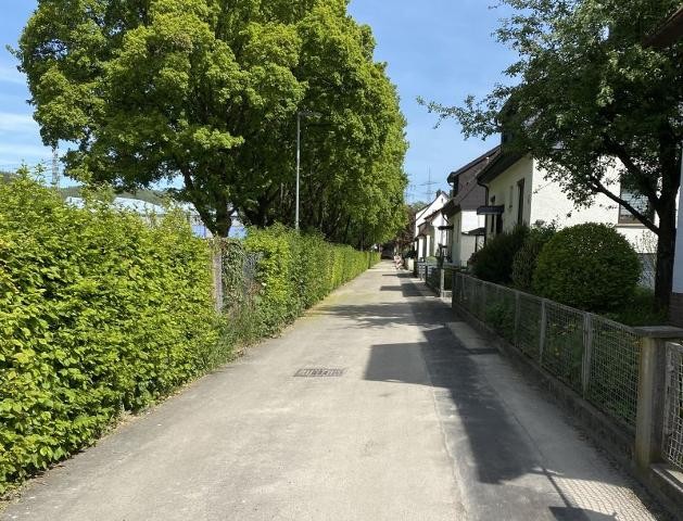 Fertiggestellter Straßenzug mit Glasfaser verlegt 