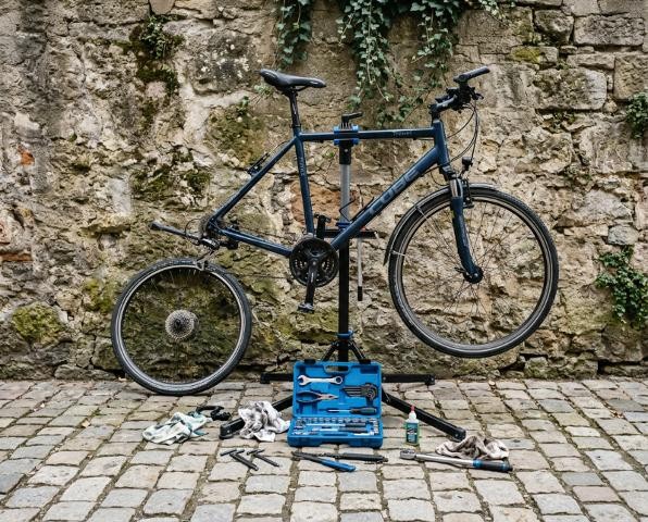 Bild von einem Fahrrad, das auf einem Reparaturständer angebracht ist