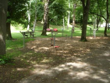 Bewegungsparcours im Schatten der Bäume