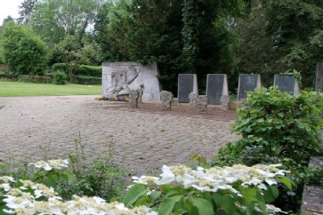 Ehrendenkmal auf dem Friedhof